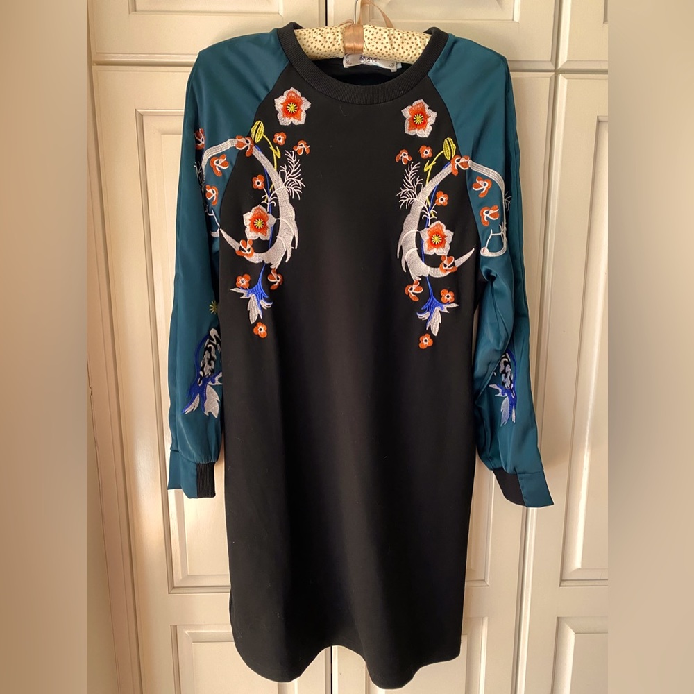 Gemixi Floral Embroidery Dress Pullover satin sleeves green black Size S pockets